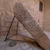 ... � custodito un menhir, monumento megalitico di et� preistorica costituito da una grande pietra fissata verticalmente